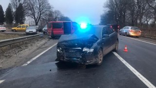 Поблизу Львова у ДТП травмувалися троє пасажирок легковика