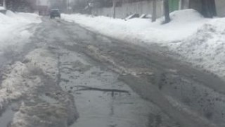 Мешканці однієї із вулиць Дороговижа завалили дорогу камінням, щоб по ній не їздили машини