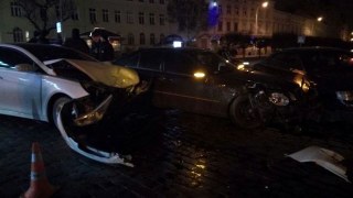 У центрі Львова п'яний водій Mercedes врізався у два авто