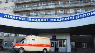 У Львові з вікна лікарні випала людина