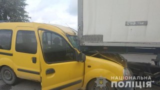 На об'їзній дорозі Львова у потрійній ДТП загинула пасажирка легковика