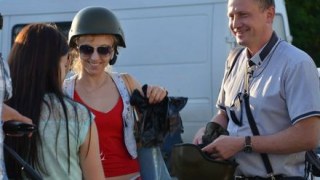 Львів’яни допомагають перевозити каски та бронежилети для військових