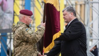 Порошенко встановив нові емблему і прапор Десантно-штурмових військ України