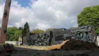 Міськрада Львова наразі не може демонтувати стелу Монументу Слави через складність робіт