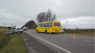 Через ДТП зі шкільним автобусом біля Львова 10 дітей потрапили у лікарню