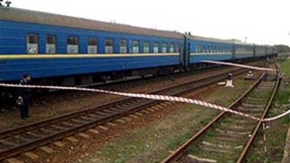 Машиніст поїзда Львівської залізниці виявив предмет схожий на вибухівку між коліями
