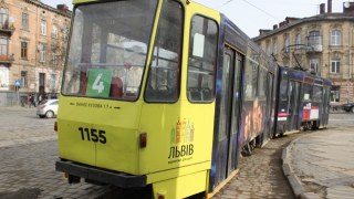 Львівські пасажири самостійно відкриватимуть двері у трамваях для економії опалення