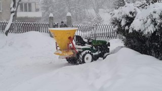 На вулиці Львова виїхало майже 70 одиниць снігоприбиральної техніки