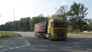 Через спеку на Львівщині ввели обмеження для руху вантажівок