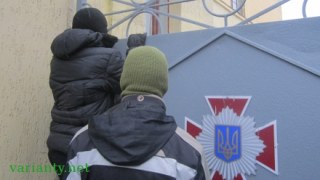 Львів’яни продовжують чергувати біля військових частин