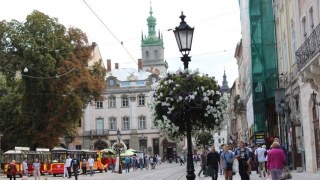 У центрі Львова фрагмент ліпнини балкону травмував чоловіка
