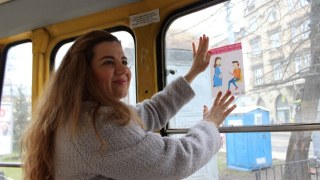 Львів'ян закликають поступитися місцем вагітним жінкам у транспорті