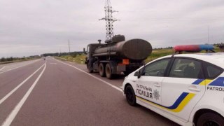 Патрульні спіймали на Львівщині дві вантажівки, які незаконно перевозили бензин
