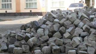 Для ремонту вулиці Генерала Чупринки передали нову бруківку з центру Львова