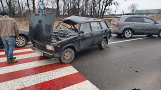 Біля Львова через ДТП одну автівку від удару знесло у кювет