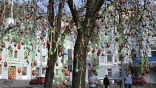 Львівські школярі прикрасять міські дерева сотнями писанок
