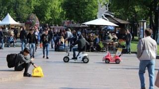 У Львові заборонили встановлювати атракціони біля дитячих майданчиків