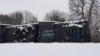У Львові розмалювали Монумент Слави. Оновлено