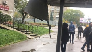 У Львові на зупинці громадського транспорту провалився дах
