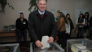 Тягнибок проголосував на виборчій дільниці №800116 у Києві з другої спроби