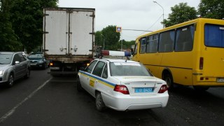 На Липинського через ремонт дороги не розминулися два автомобілі (ФОТО)