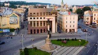 Клумби довкола львівського пам'ятника Міцкевичу оновлять