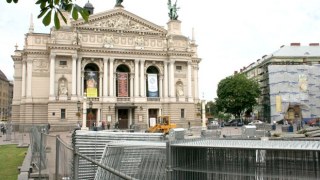 Вхід до Оперного театру, пішохідну та зелену зони реконструюють