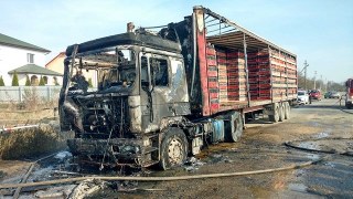 На Яворівщині вщент згоріла вантажівка