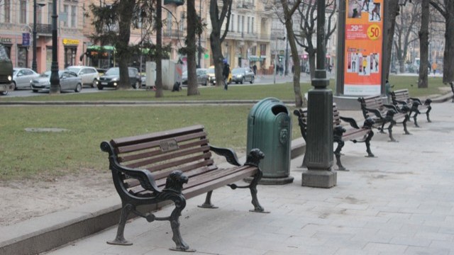 лавочки у центрі Львова
