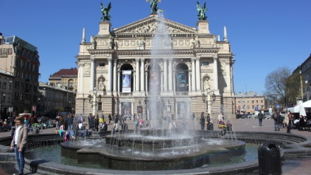 фонтан перед Оперним у Львові