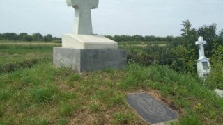 На братських кладовищах Львівщини встановили 130 меморіальних дошок з інформацією про героїв