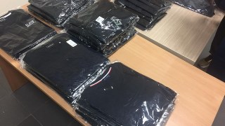 У львівському аеропорту затримали чергову контрабанду брендового одягу