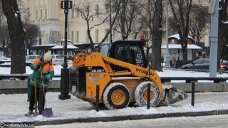 На вулиці Львова виїхало 36 одиниць снігоприбиральної техніки