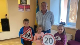 Ломага придбав дорожні знаки для школи у Підбірцях