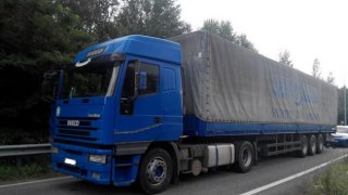 У Краковці затримали вантажівку з контрабандою