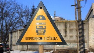 На залізничних переїздах у двох районах Львівщини перевірять дорожні знаки