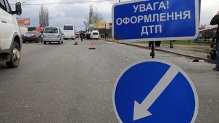 У Львові автівка збила жінку, яка переходила дорогу поза "зеброю"