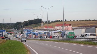 На кордоні з Польщею – черги на 350 вантажівок