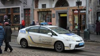 П'яний німець в центрі Львова відлякував туристів оголеними "принадами"