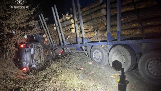 Поблизу Радехова водій легковика загинув через зіткнення з вантажівкою з колодами