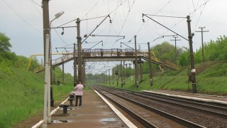 На Львівщині через крадіжку дроту рух 3 поїздів зупинили на 2,5 години