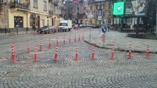 У Львові на вулиці Підвальній встановлять дорожні стовпці, щоб авто не блокували рух трамваїв