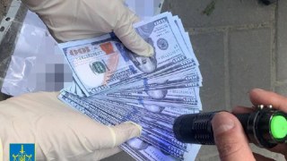 Львів'янин вимагав сім тисяч доларів за переправлення військовозобов'язаного за кордон
