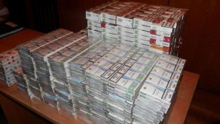 За добу львівські прикордонники знайшли понад 700 пачок контрабандних цигарок