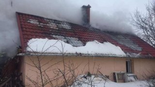 12 рятувальників гасили пожежу у житловому будинку на Яворівщині