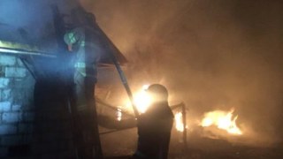 На Жовківщині пожежа знищила дах будівлі