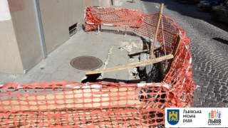 На вулиці Банківській у Львові під автівкою провалився хідник