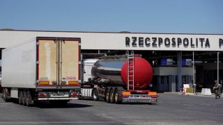 На польському кордоні вантажівки очікують понад 70 годин на в'їзд в Україну