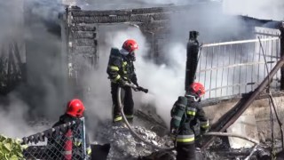 У Львові вщент згоріла дача та дах сусіднього будинку