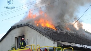У Львові через пожежу в будинку жінка з опіками потрапила до лікарні